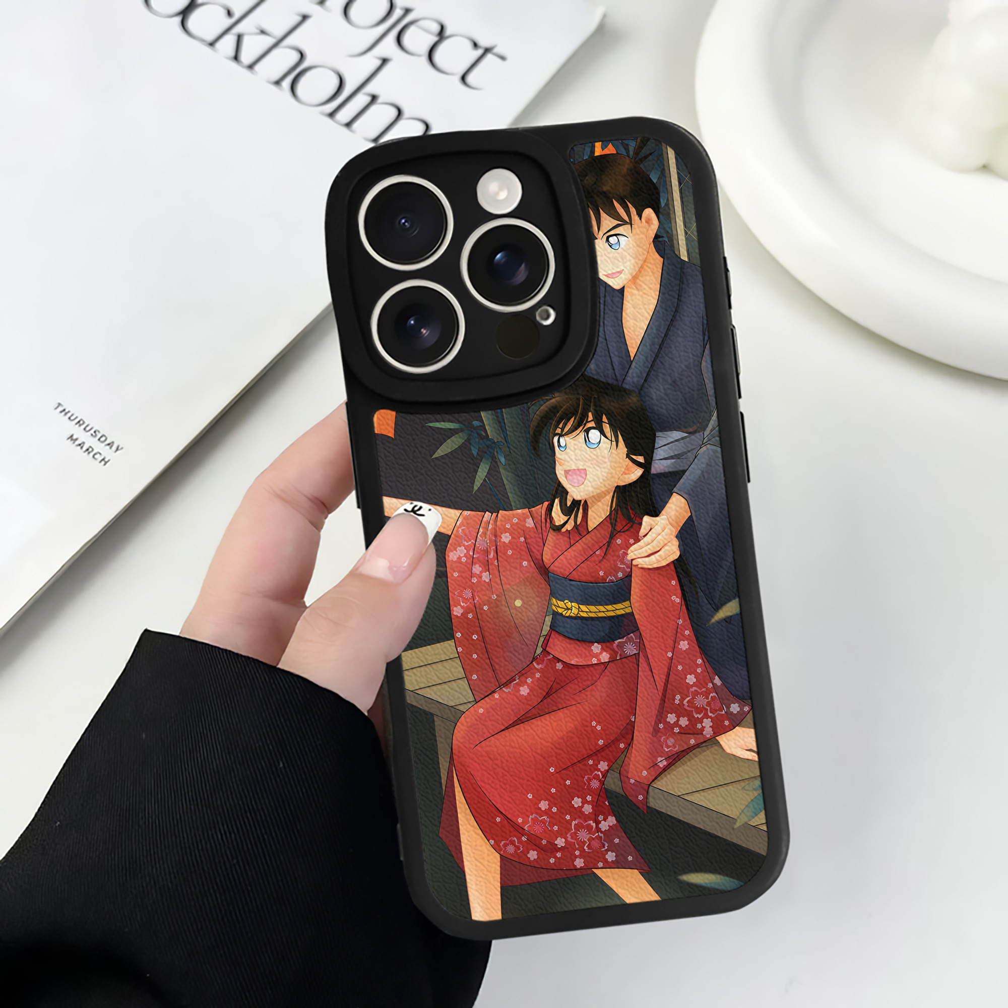 （画像用） 名探偵コナン Detective Conan 【iPhone 16シリーズ対応】シリコンスマホケース（レザー調） 材質：シリコン